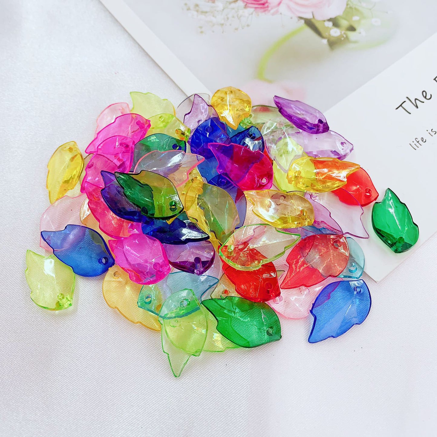 Accesorios de materia prima de perlas de pétalos de flores multicolores hechos a mano diy